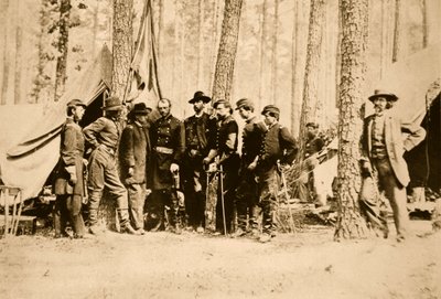 Generaal Potter en staf met Mathew Brady leunend tegen een boom, 1861-65 door Mathew B. Brady